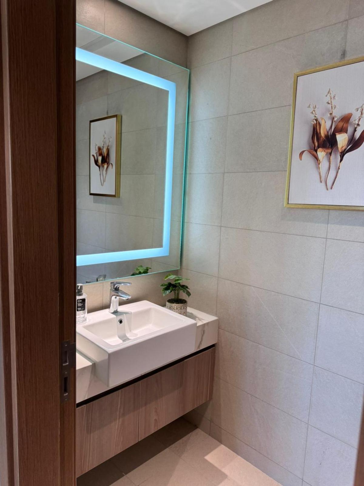Burj Khalifa View Modern 1bhk With Balcony Апартаменти